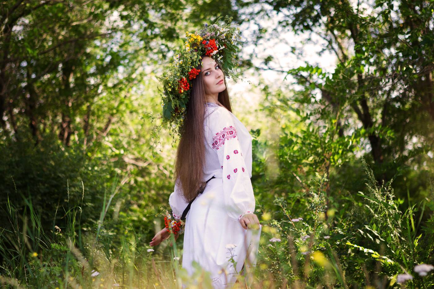 Slavic girls brings the glow — live moments in Varanasi