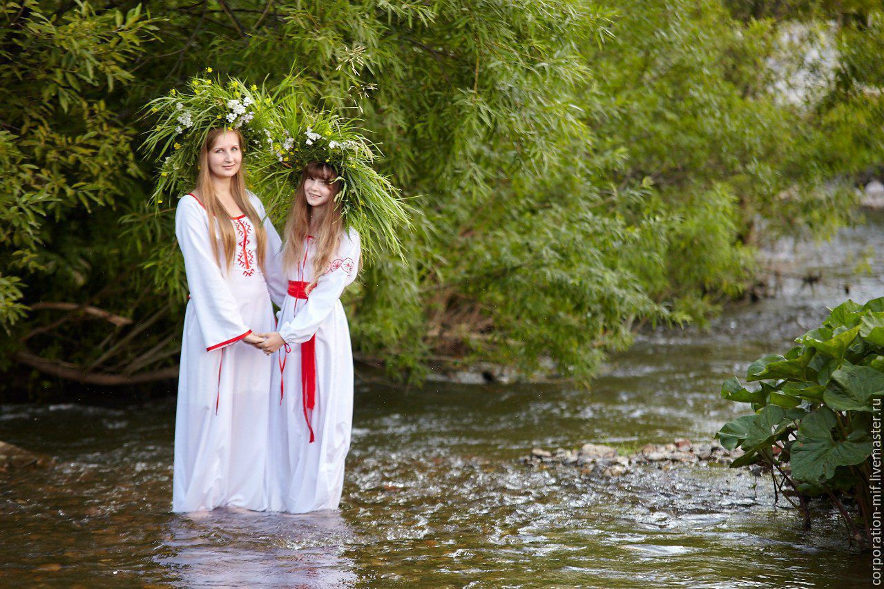 Women in Slavic costumes in Varanasi