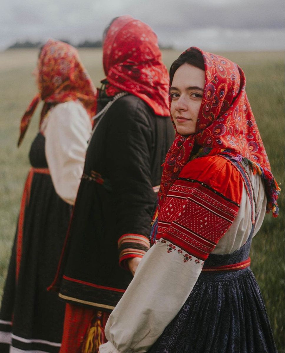 Women in Slavic costumes in Varanasi