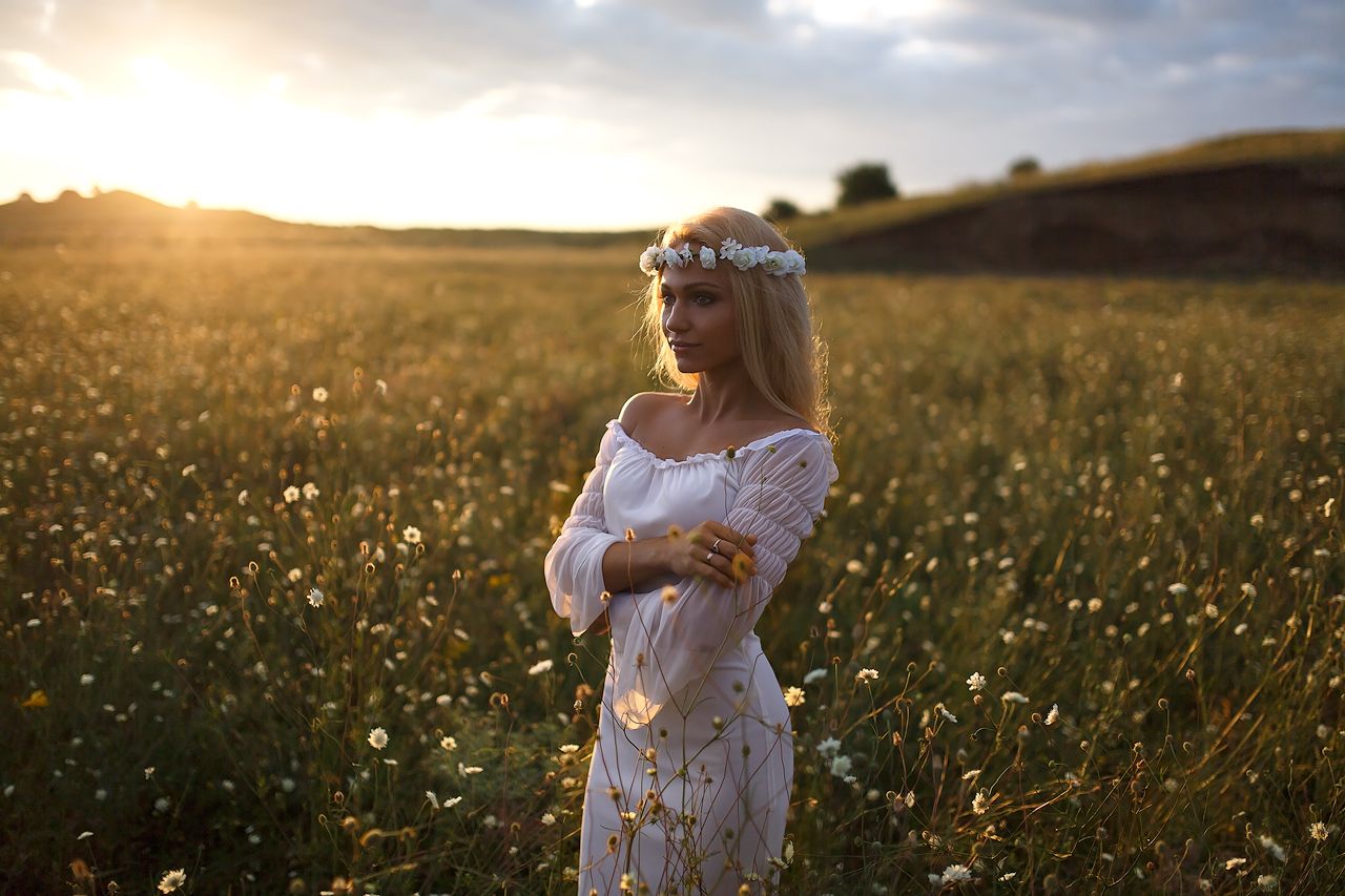 Girls in Slavic costumes in Varanasi