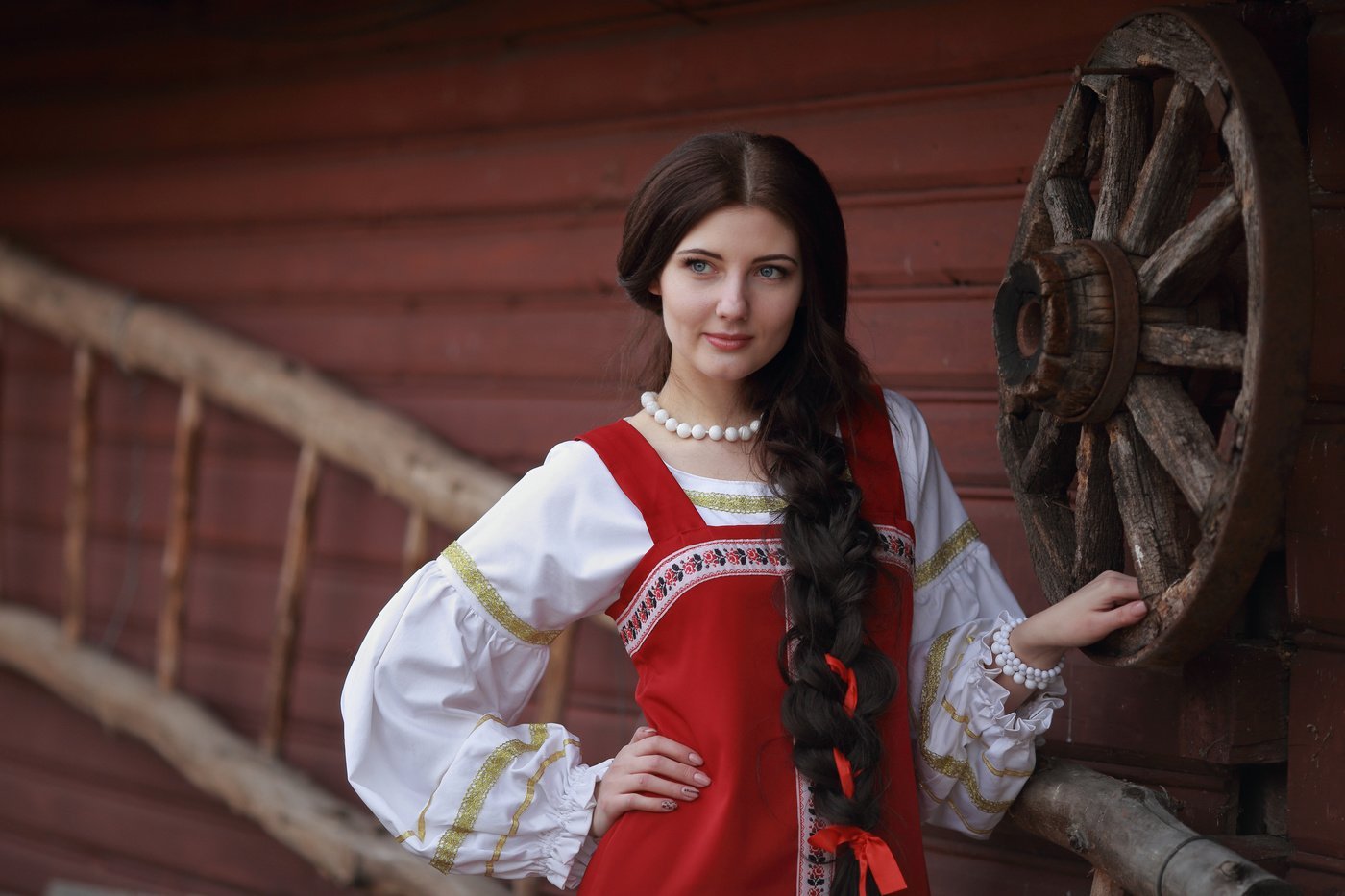 Girls in Slavic costumes in Varanasi