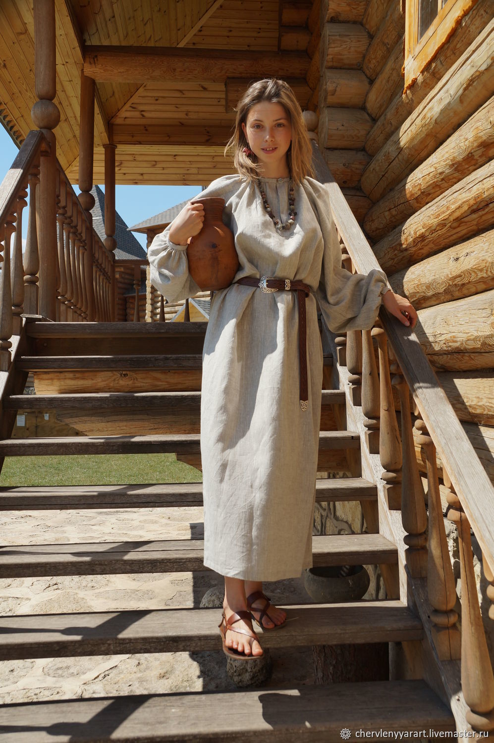 Girls in Slavic costumes in Varanasi